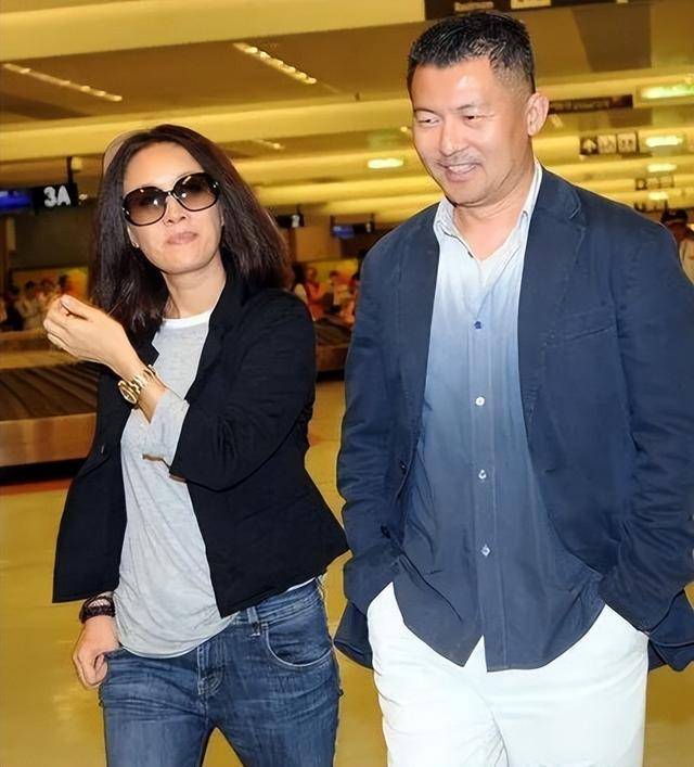那英老公孟桐被曝出轨，与美女亲密依偎并趁那英不在带回家