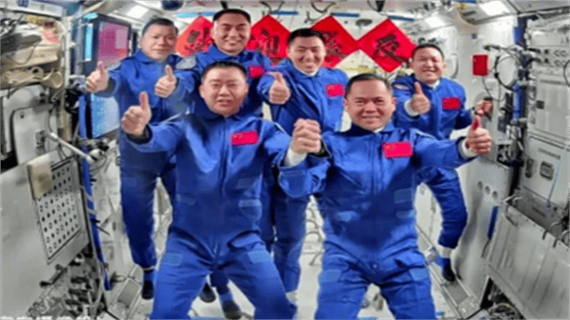 太空上演惊魂一刻！神舟二十号遭神秘物体撞击，返回任务紧急暂停