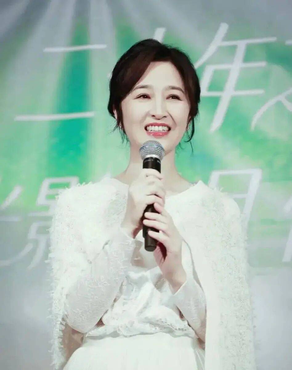 61岁关咏荷白衣出镜,状态年轻被赞似41岁!张家辉:我保持好自己,才能配得上她